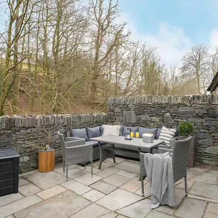 Spacious With Waterfall View By Letmestay