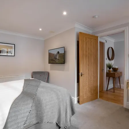 Spacious With Waterfall View By Letmestay