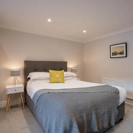 Spacious With Waterfall View By Letmestay