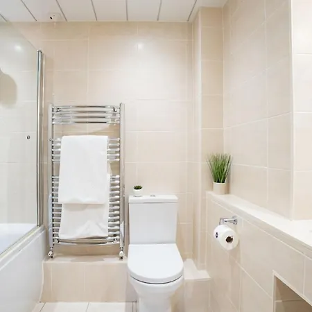 Spacious With Waterfall View By Letmestay * آمبيلسايد