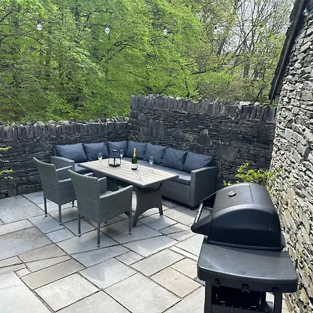 別荘 Spacious With Waterfall View By Letmestay