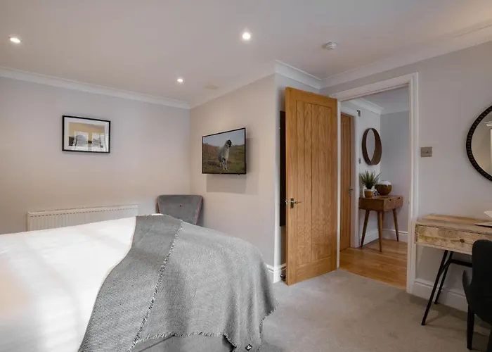 Spacious With Waterfall View By Letmestay