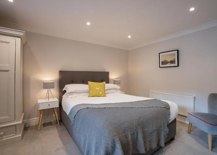 Spacious With Waterfall View By Letmestay